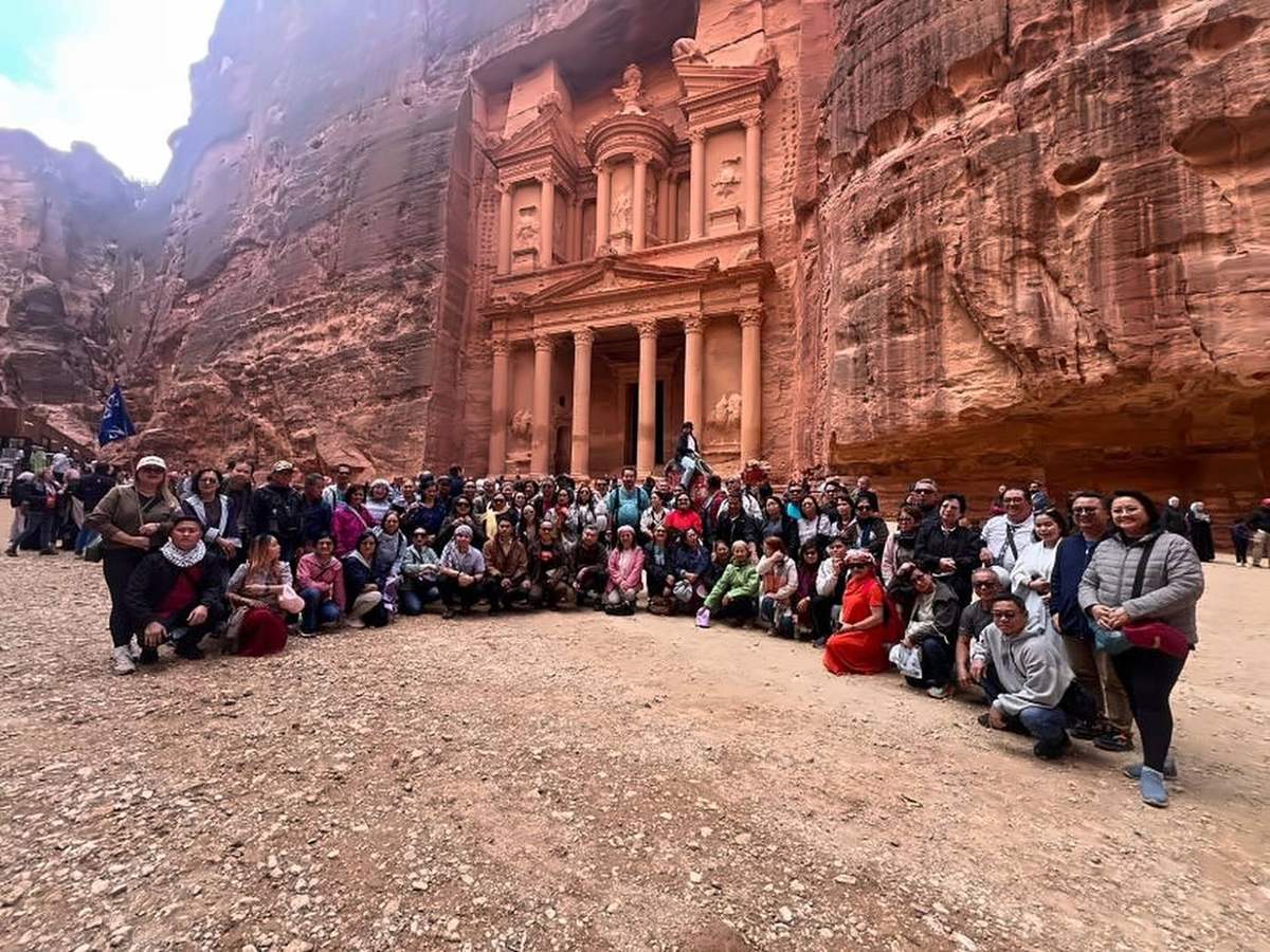 A full-house group at the Treasury · Petra